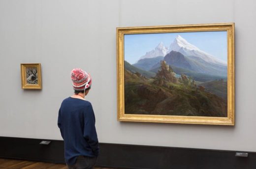 Ein junger Besucher vor dem Gemälde „Der Watzmann“ von Caspar David Friedrich